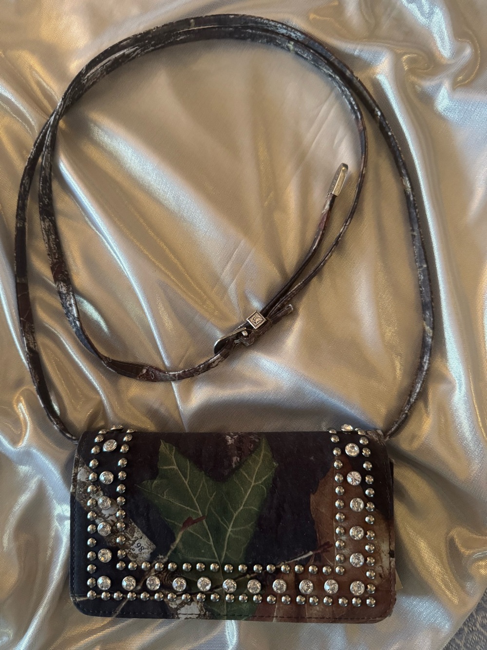 NWT Mossy Oak (Nacona) Rhinestone Studded Camo Crossbody Wallet Purse 🍂